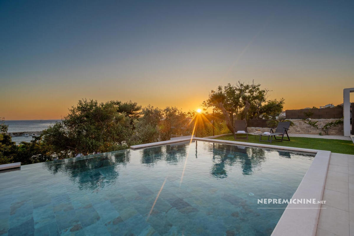 Nova vila PAG, bazen, 50m od morja