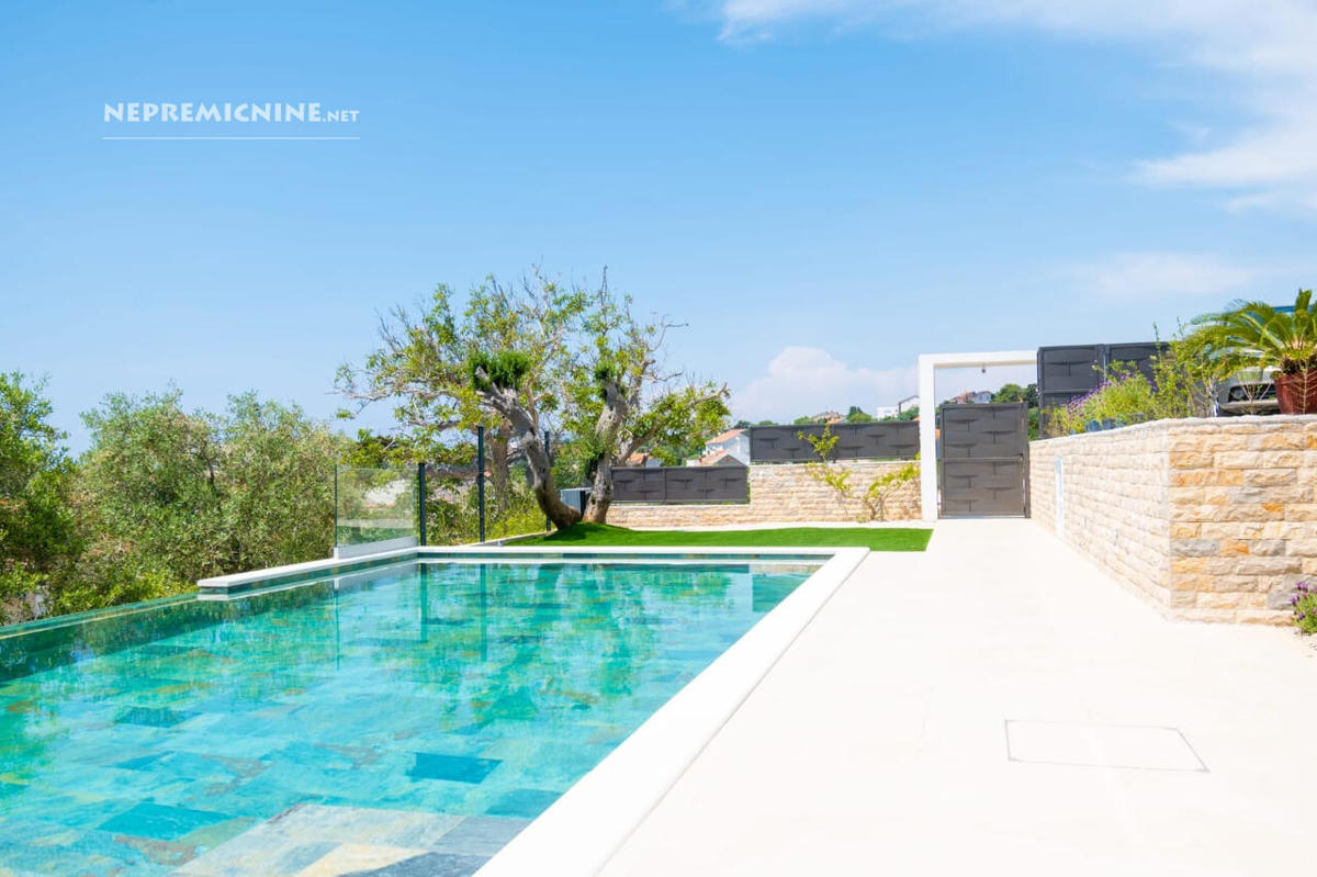Nova vila PAG, bazen, 50m od morja
