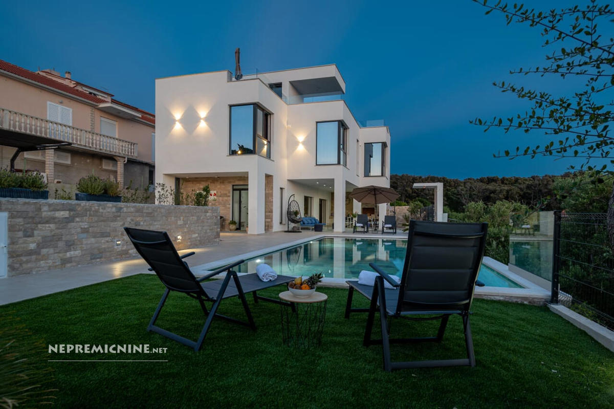 Nova vila PAG, bazen, 50m od morja