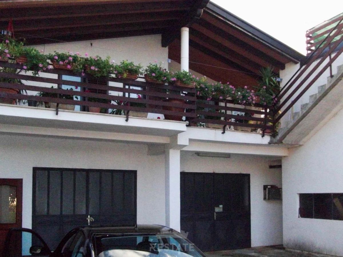 ZA INVESTICIJO: do 18 stanovanj + bazen