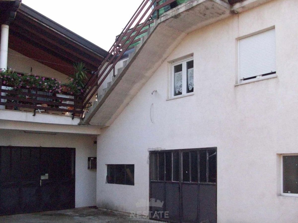 ZA INVESTICIJO: do 18 stanovanj + bazen