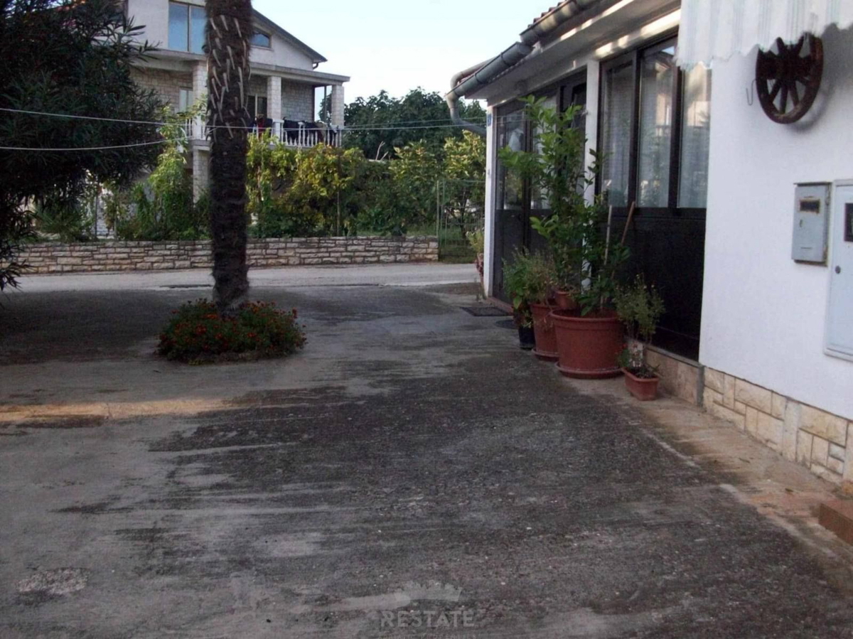 ZA INVESTICIJO: do 18 stanovanj + bazen