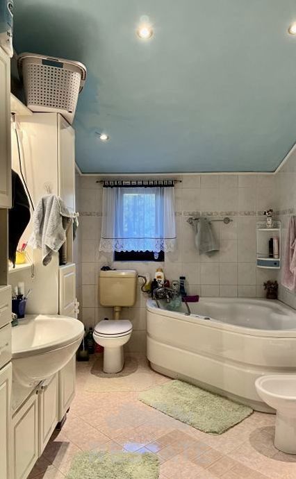 ZA INVESTICIJO: do 18 stanovanj + bazen