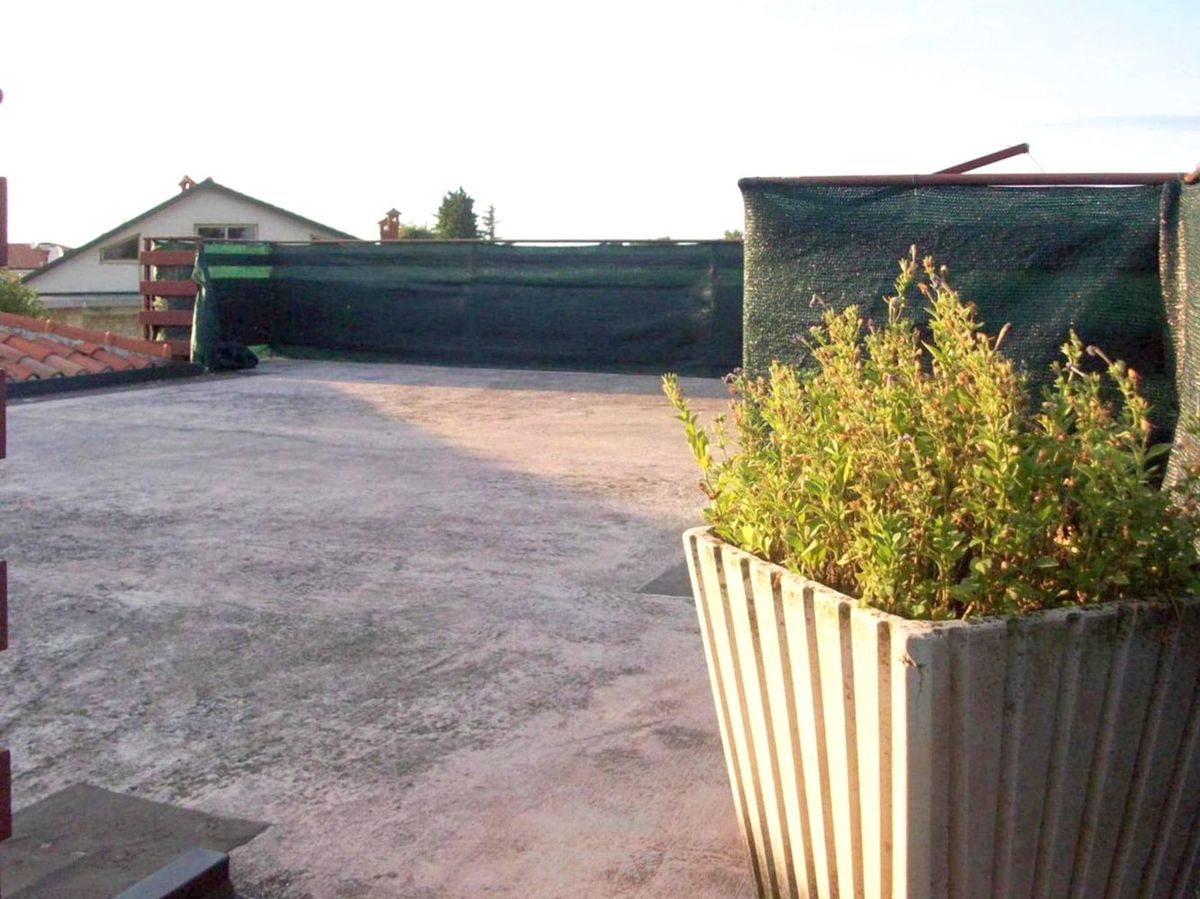 ZA INVESTICIJO: do 18 stanovanj + bazen