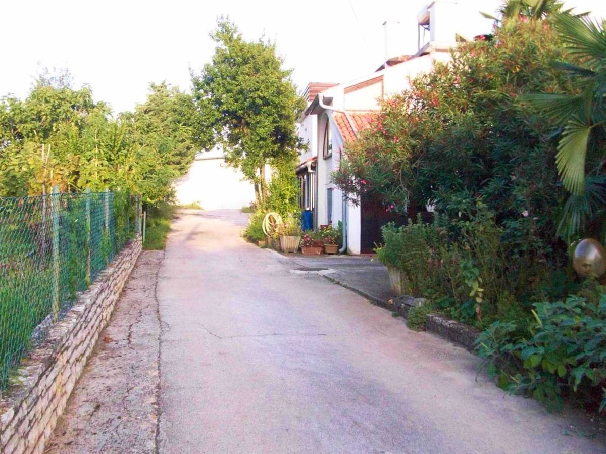 ZA INVESTICIJO: do 18 stanovanj + bazen