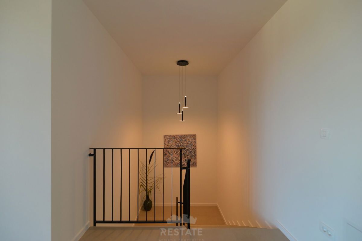 vrhunska gradnja, popolnoma opremljena hiša s bazenom