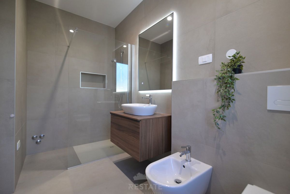 vrhunska gradnja, popolnoma opremljena hiša s bazenom