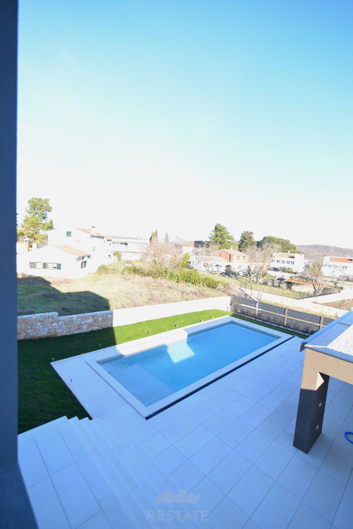 vrhunska gradnja, popolnoma opremljena hiša s bazenom