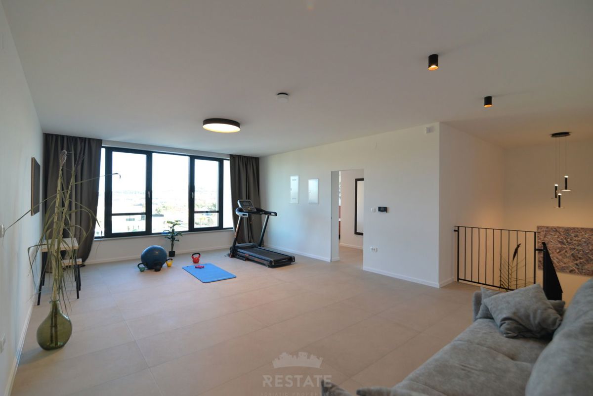 vrhunska gradnja, popolnoma opremljena hiša s bazenom