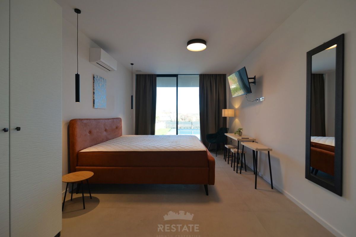 vrhunska gradnja, popolnoma opremljena hiša s bazenom