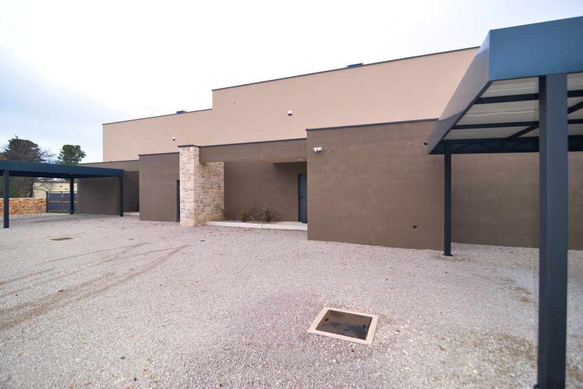 vrhunska gradnja, popolnoma opremljena hiša s bazenom