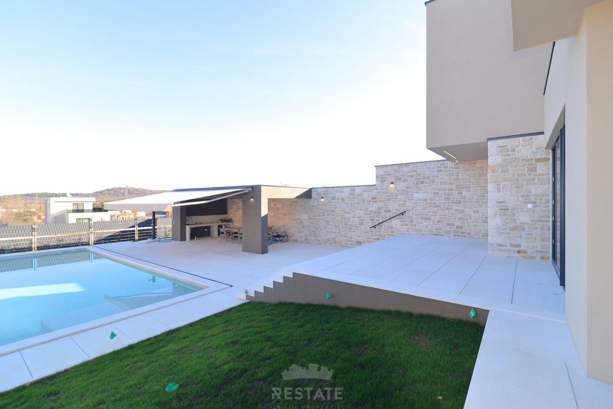 vrhunska gradnja, popolnoma opremljena hiša s bazenom