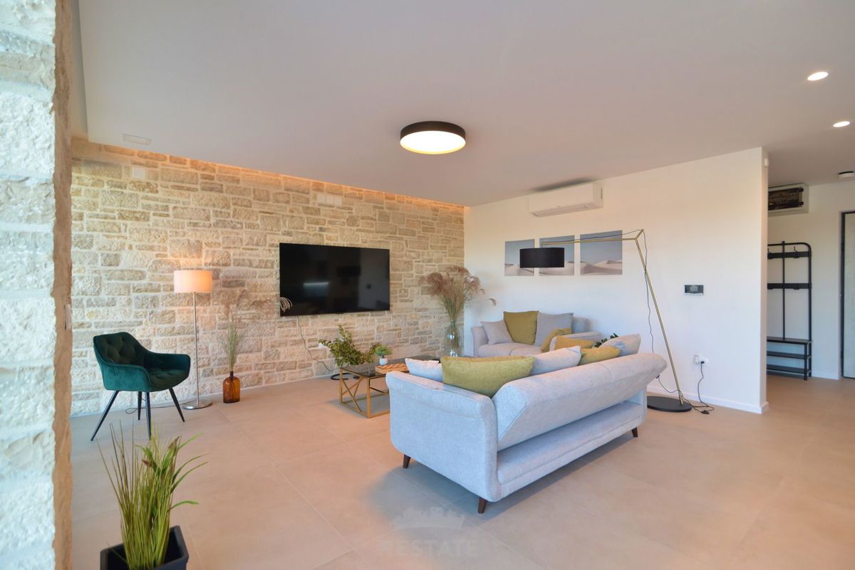 vrhunska gradnja, popolnoma opremljena hiša s bazenom