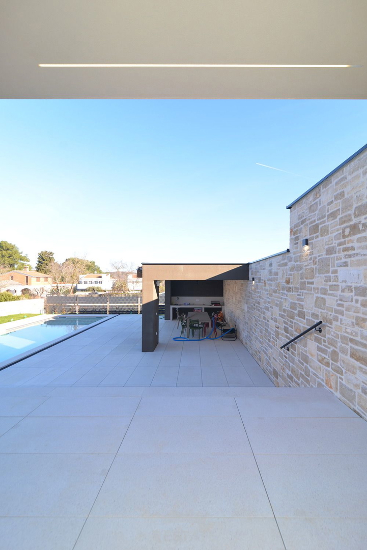 vrhunska gradnja, popolnoma opremljena hiša s bazenom