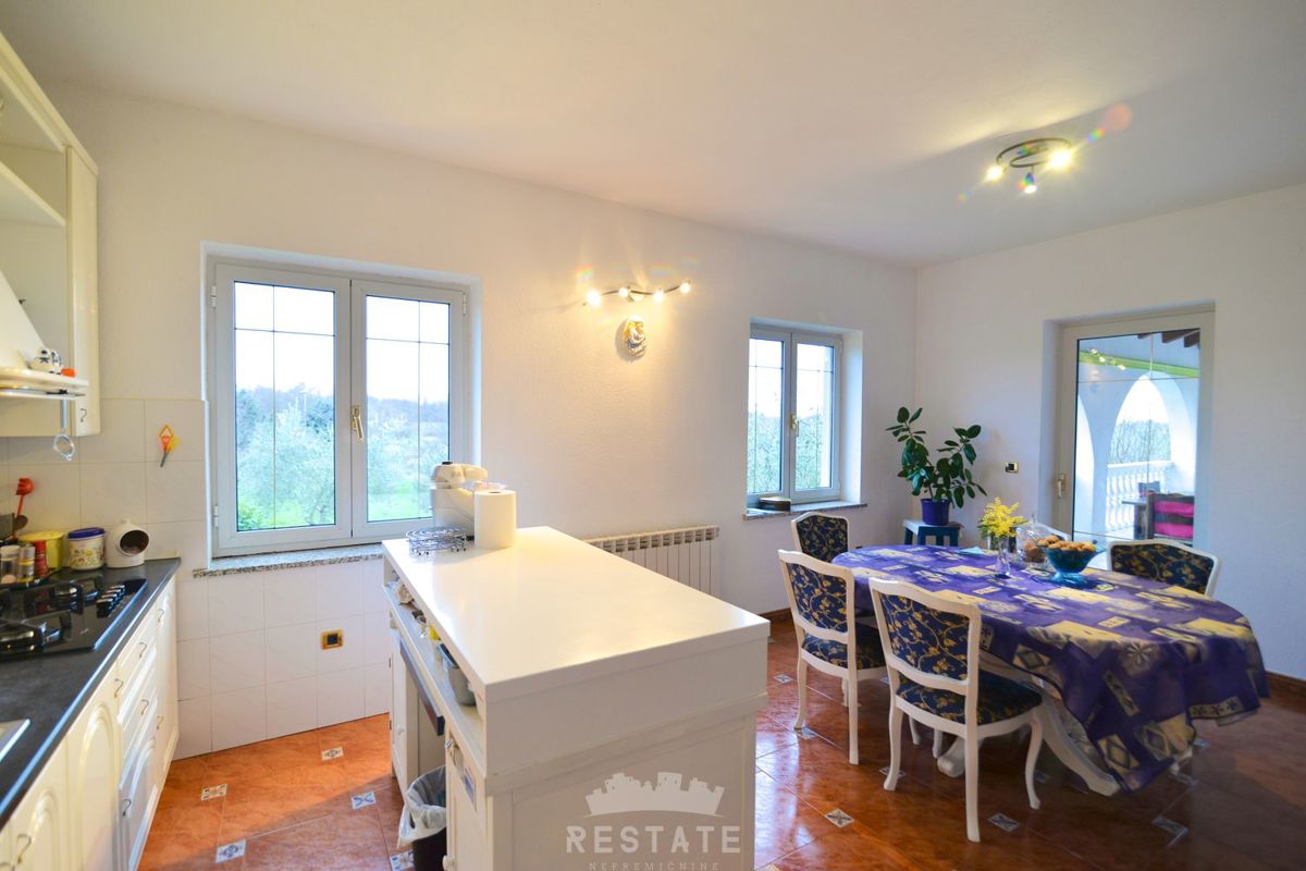 hiša v sredozemskem slogu, brez pripadajoče parcele ali z njo