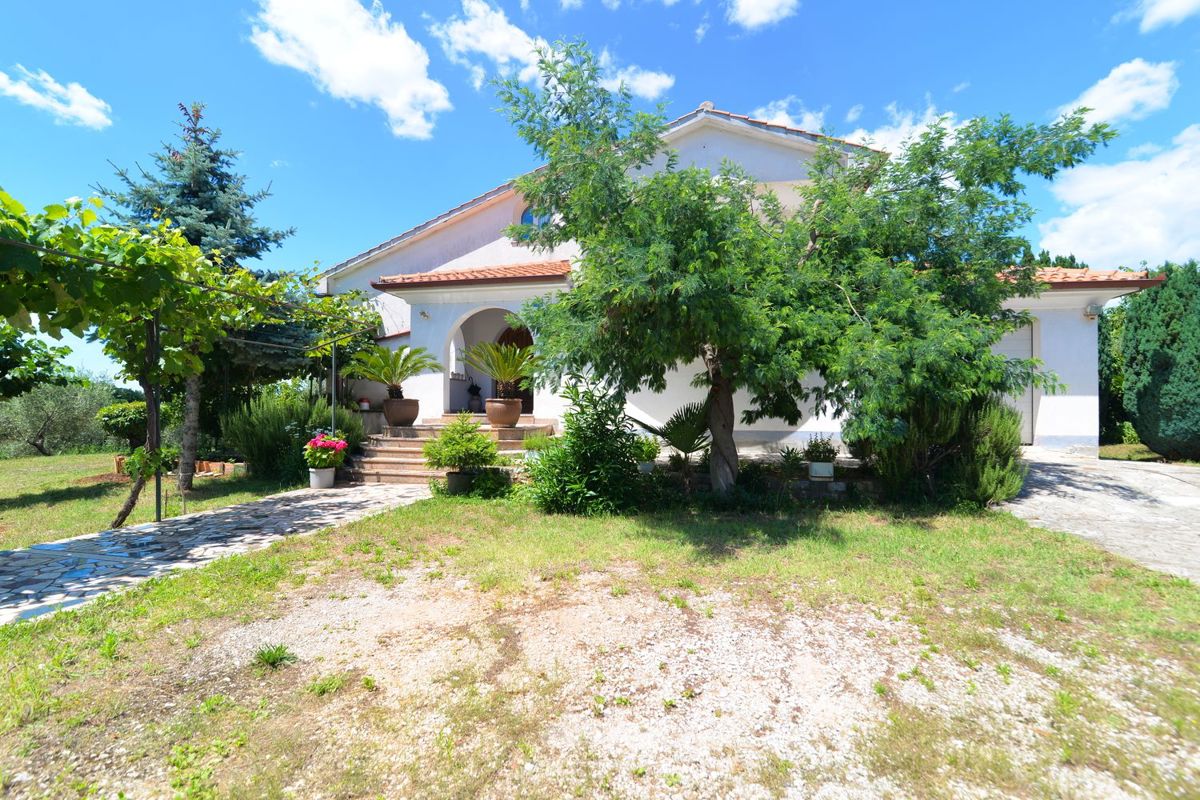 hiša v sredozemskem slogu, brez pripadajoče parcele ali z njo