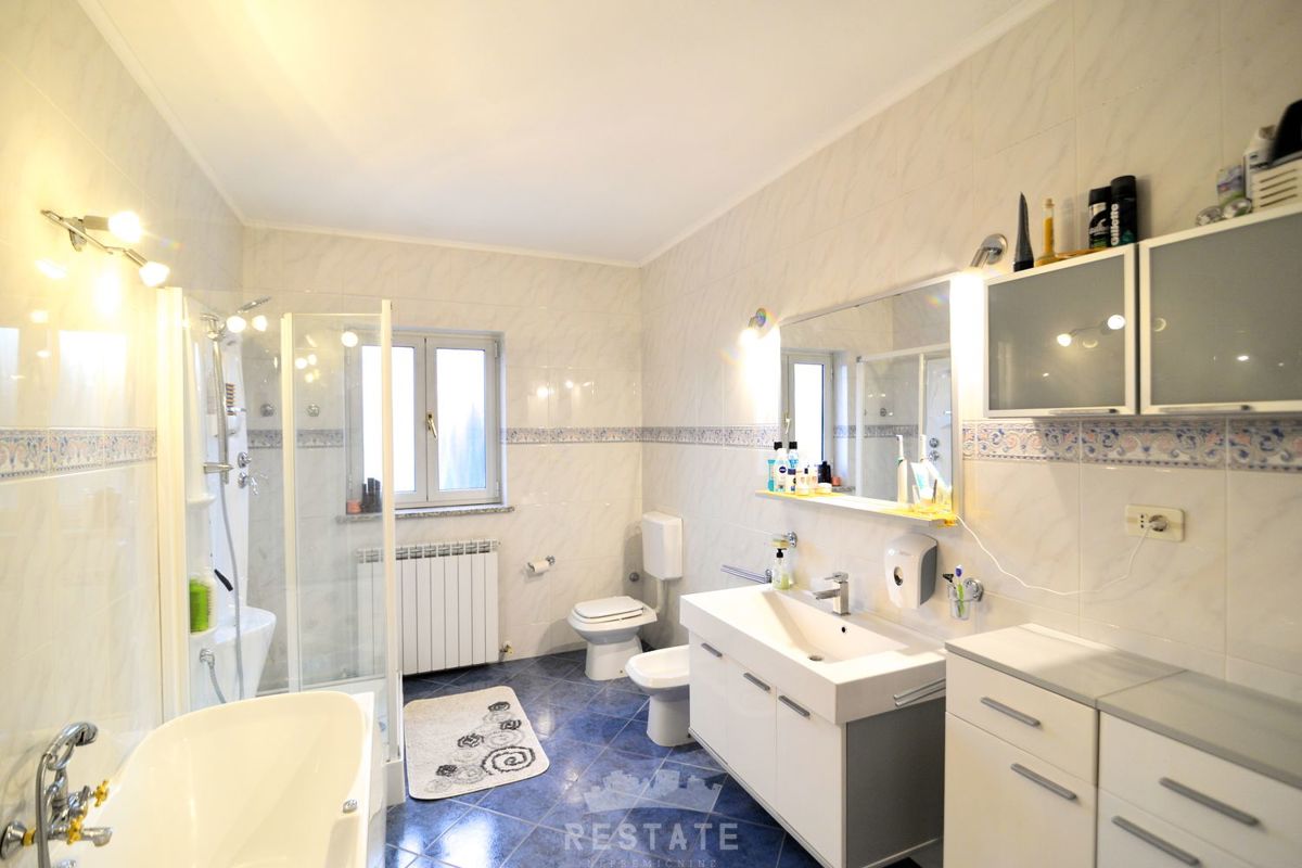 hiša v sredozemskem slogu, brez pripadajoče parcele ali z njo