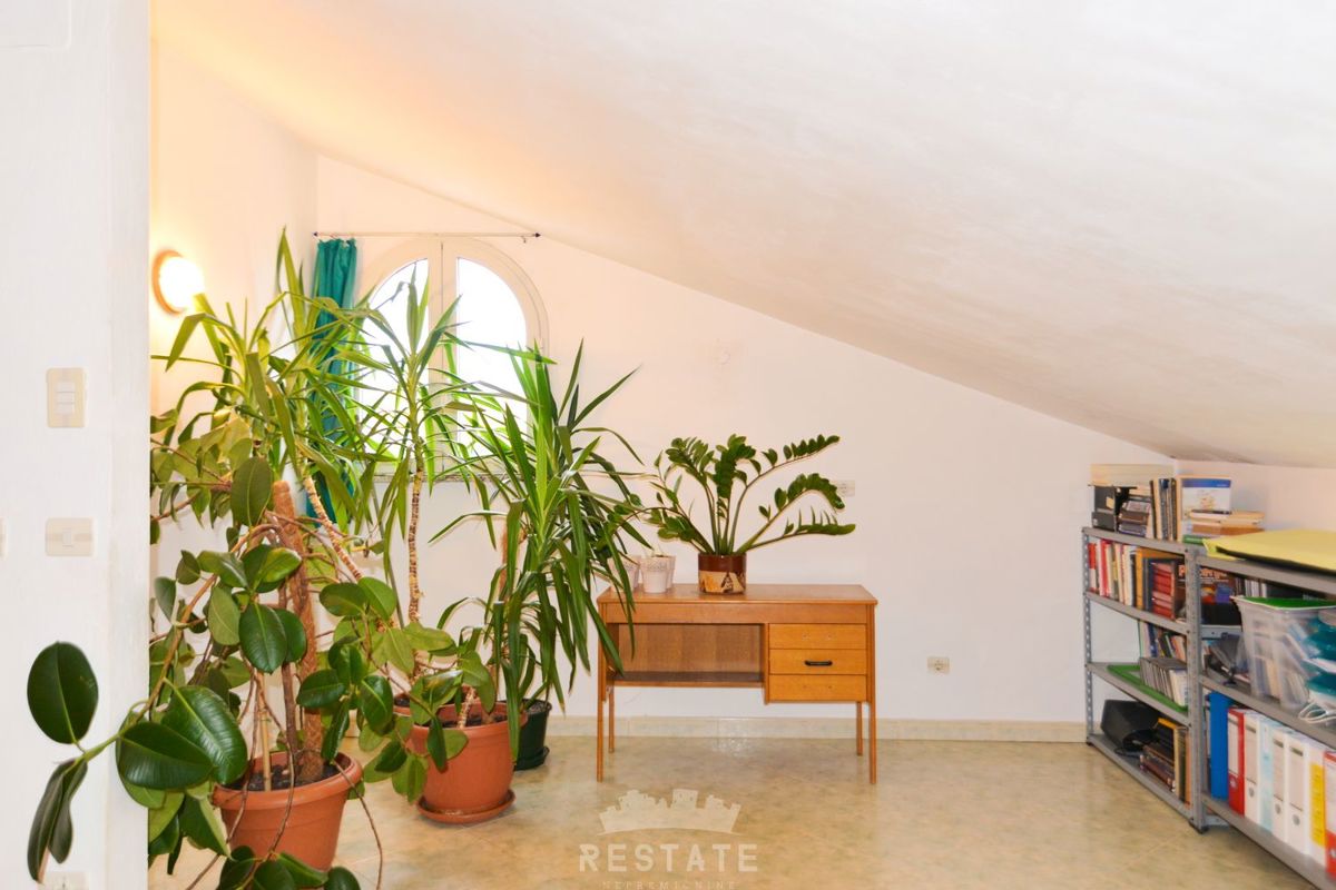 hiša v sredozemskem slogu, brez pripadajoče parcele ali z njo