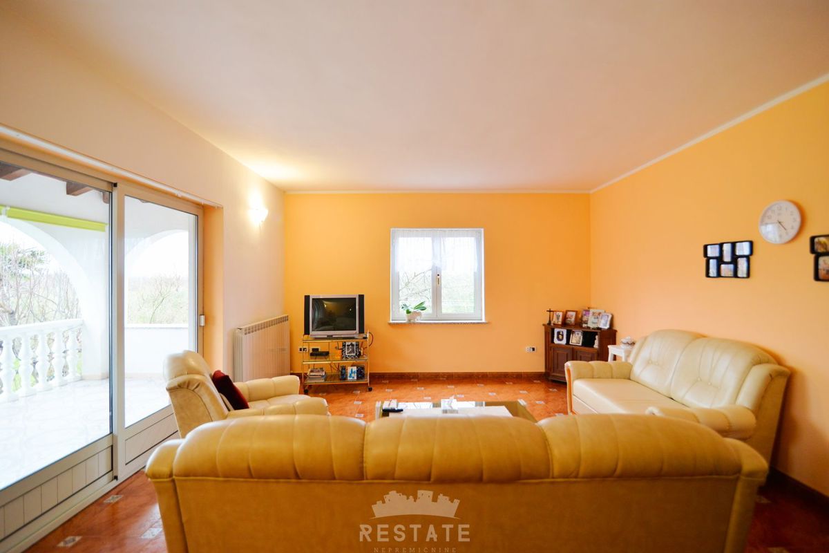 hiša v sredozemskem slogu, brez pripadajoče parcele ali z njo