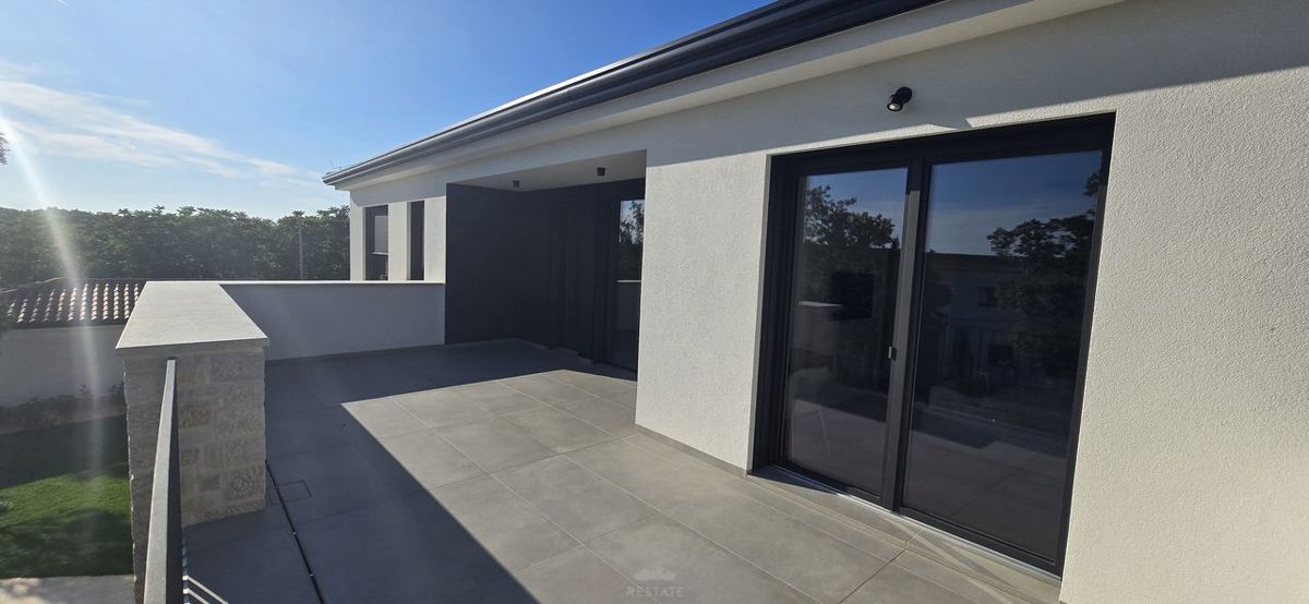 Moderna vila z bazenom, 11 km od Poreča