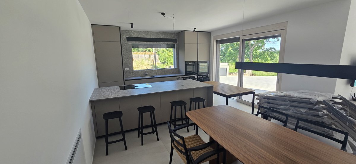 Moderna vila z bazenom, 11 km od Poreča