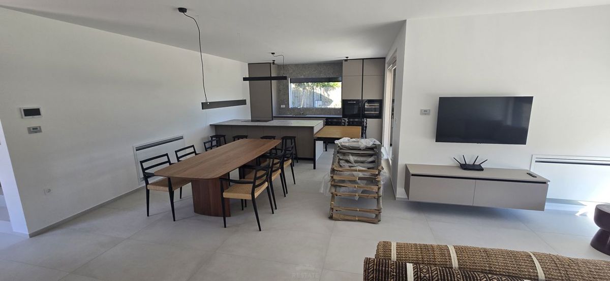 Moderna vila z bazenom, 11 km od Poreča