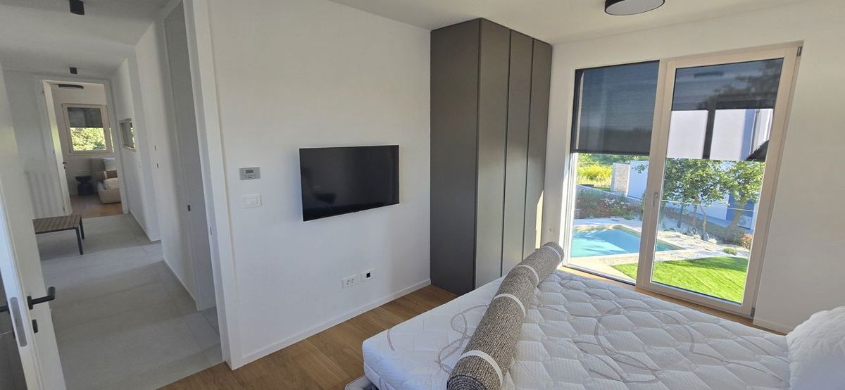 Moderna vila z bazenom, 11 km od Poreča