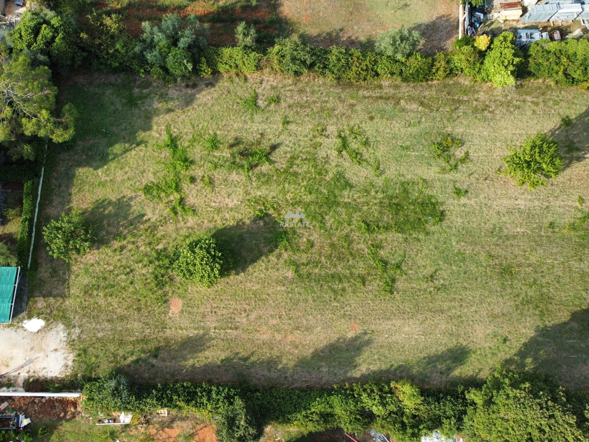 1 km od morja, z gradbenim dovoljenjem in plačanim komunalnim prispevkom