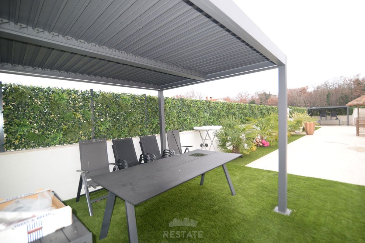 hiša z dvema stanovanjskima enotama + bazen