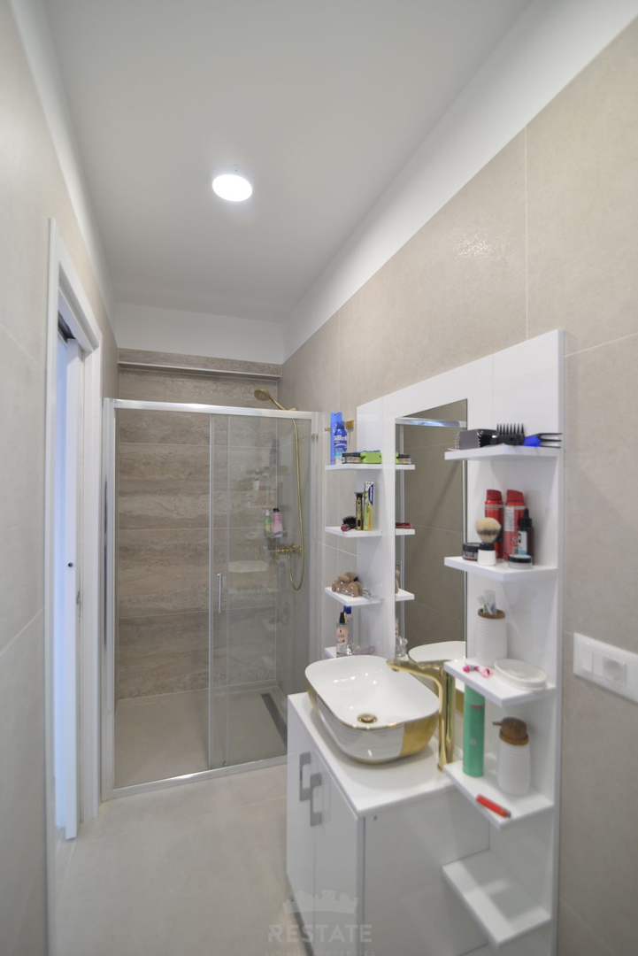 Hiša z dvema stanovanjskima enotama + bazen