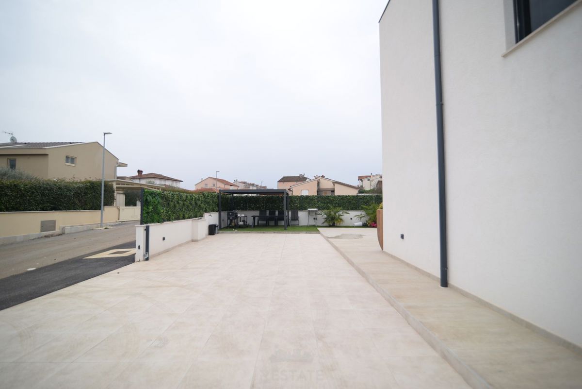 Hiša z dvema stanovanjskima enotama + bazen