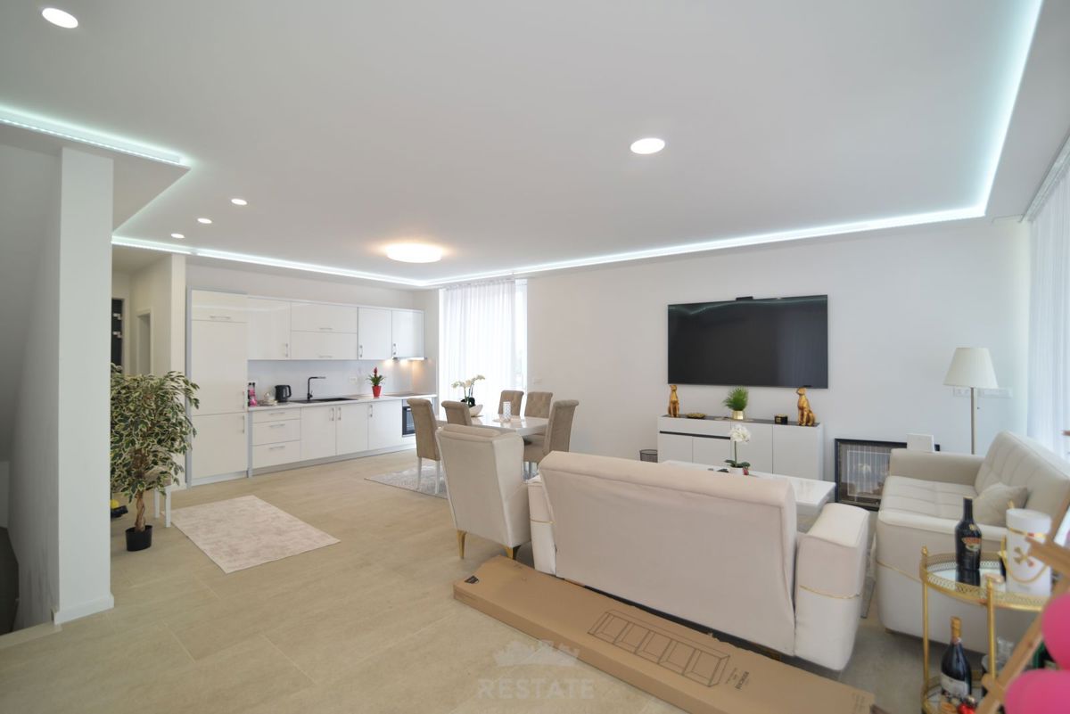 hiša z dvema stanovanjskima enotama + bazen