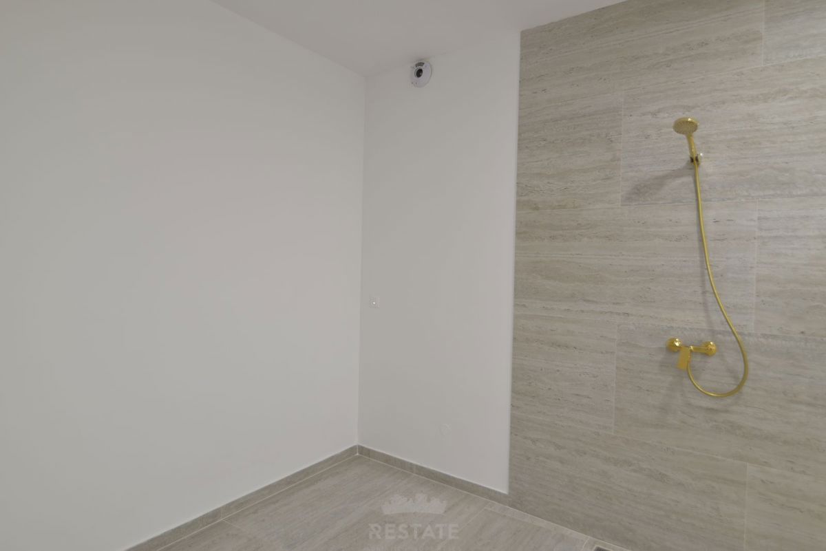 Hiša z dvema stanovanjskima enotama + bazen