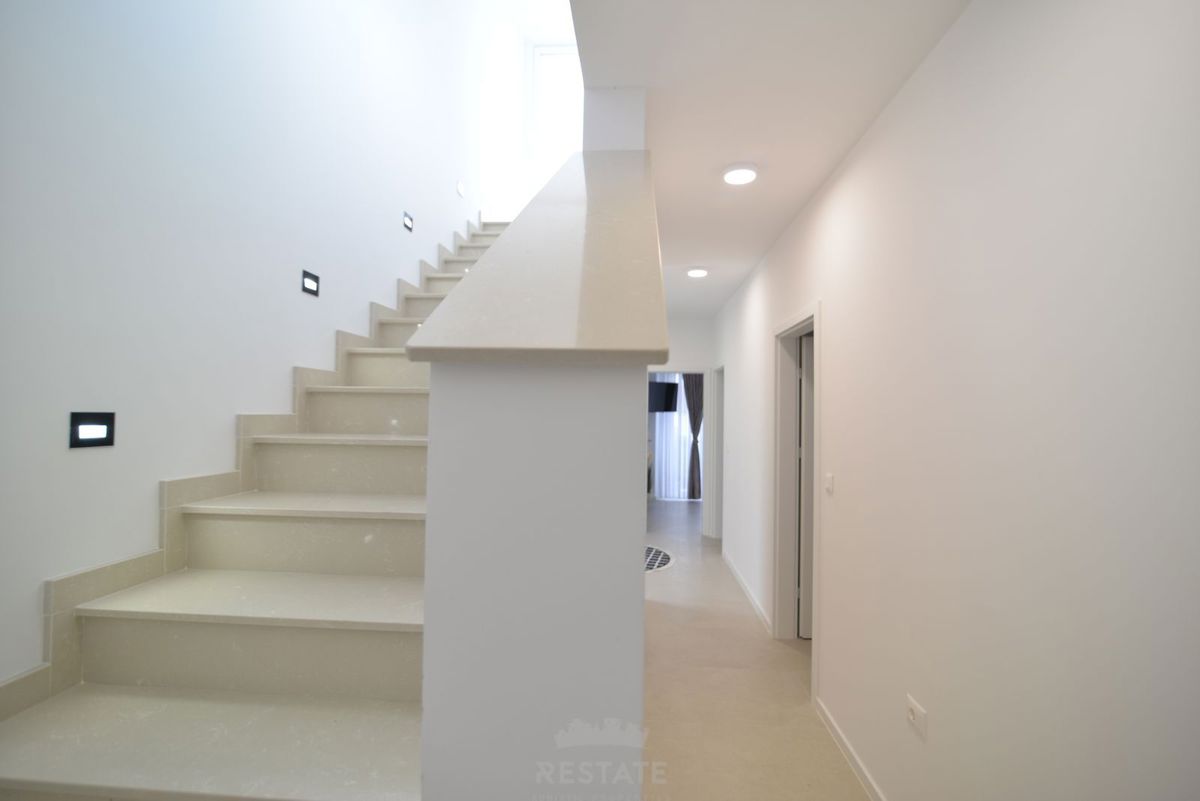 Hiša z dvema stanovanjskima enotama + bazen