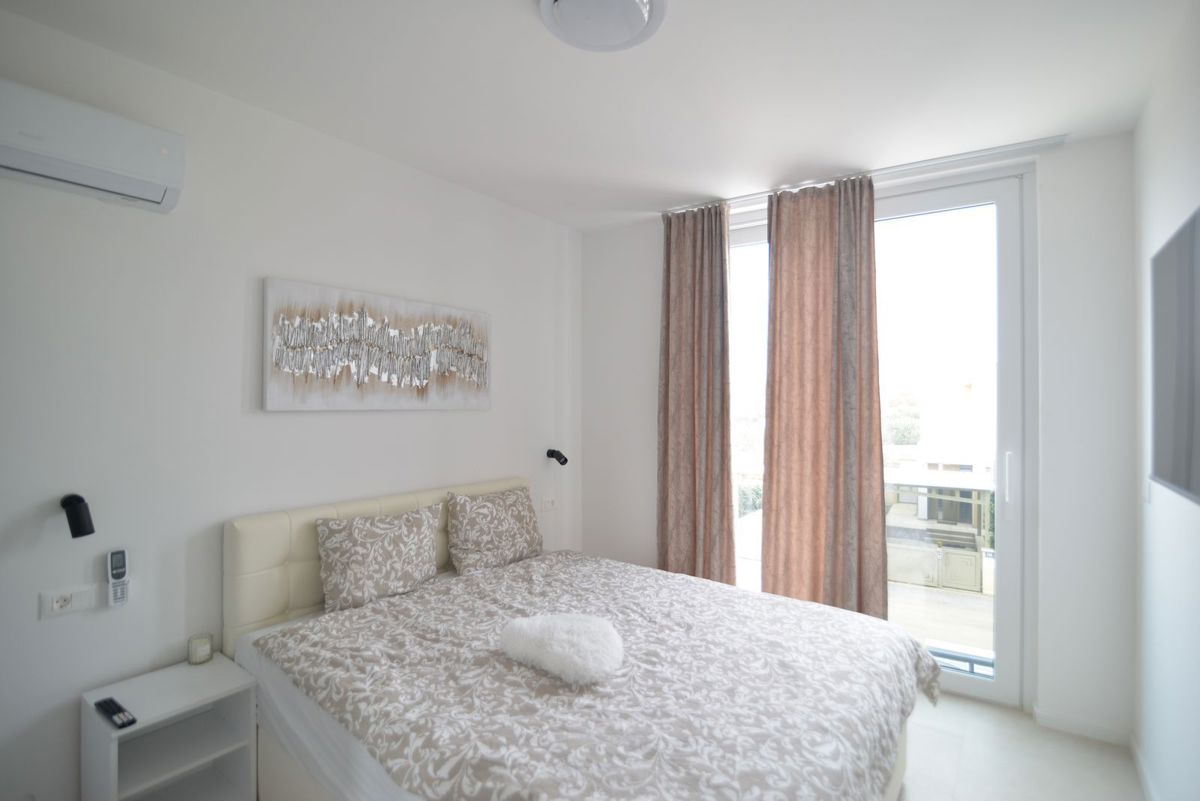 Hiša z dvema stanovanjskima enotama + bazen