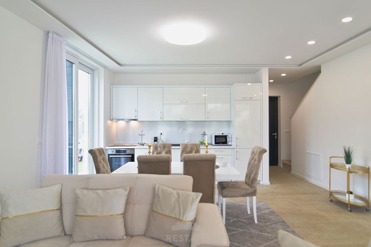 hiša z dvema stanovanjskima enotama + bazen