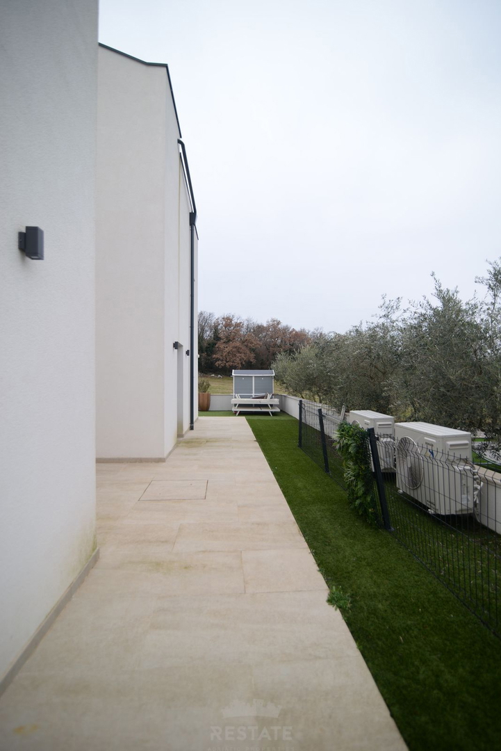 Hiša z dvema stanovanjskima enotama + bazen