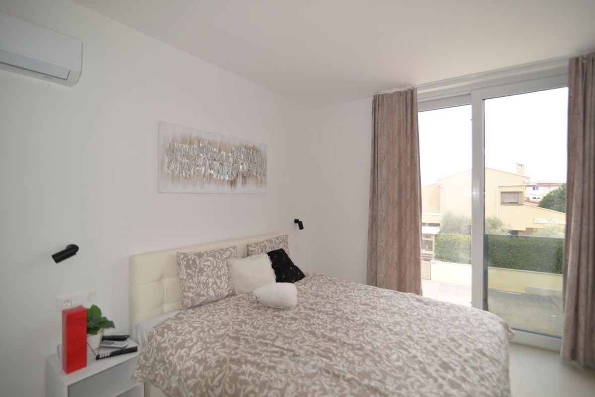 Hiša z dvema stanovanjskima enotama + bazen