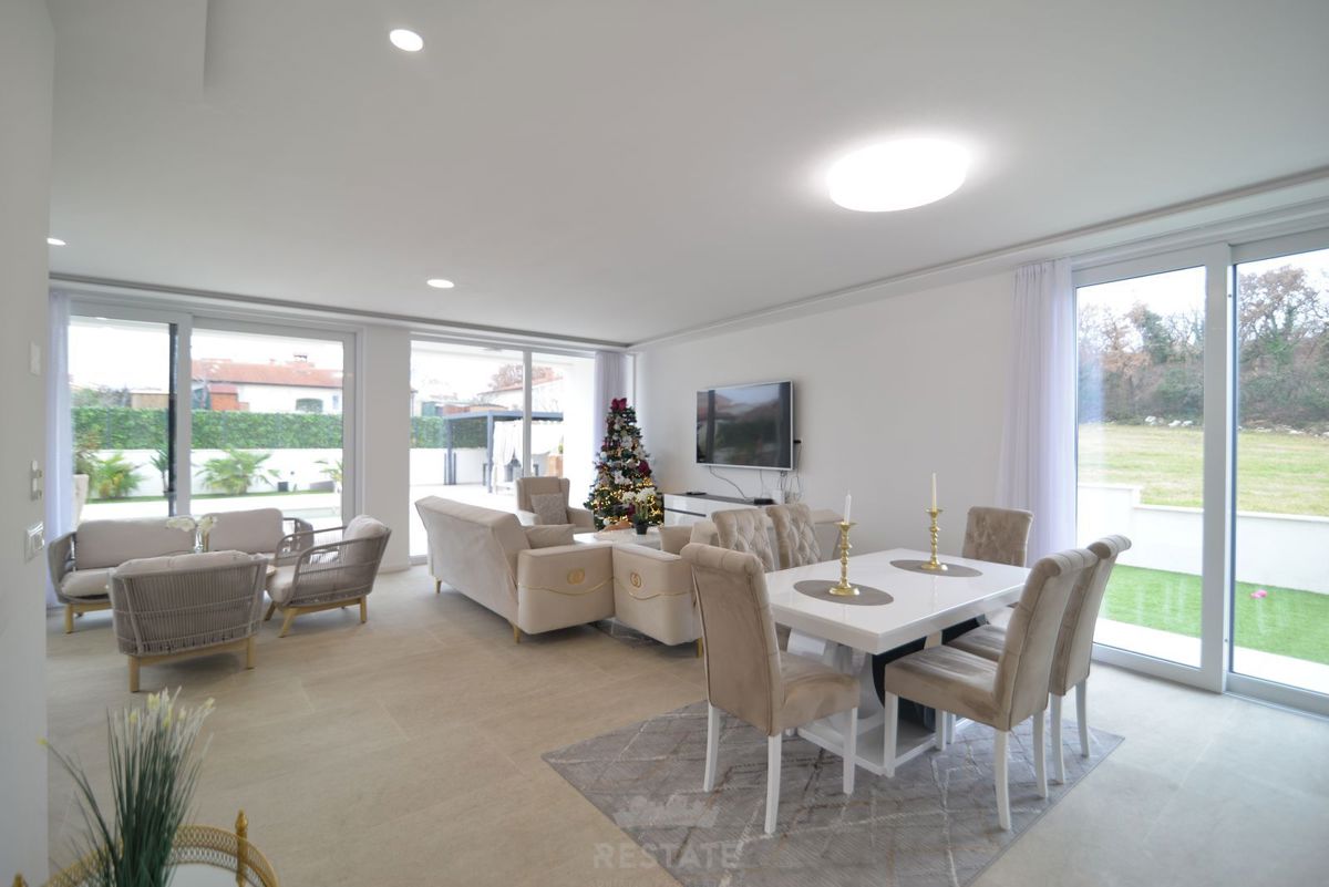 Hiša z dvema stanovanjskima enotama + bazen