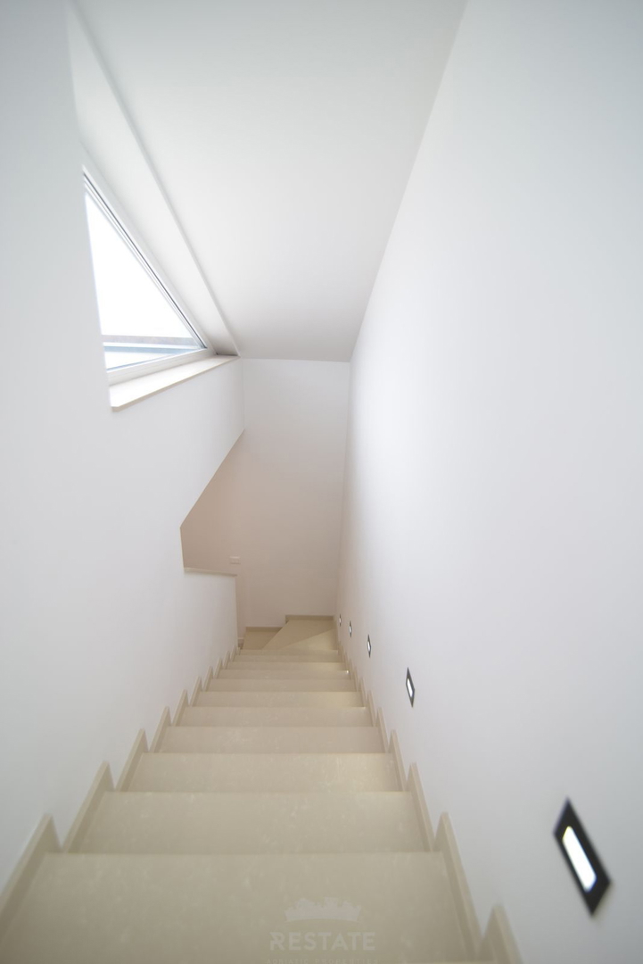 Hiša z dvema stanovanjskima enotama + bazen