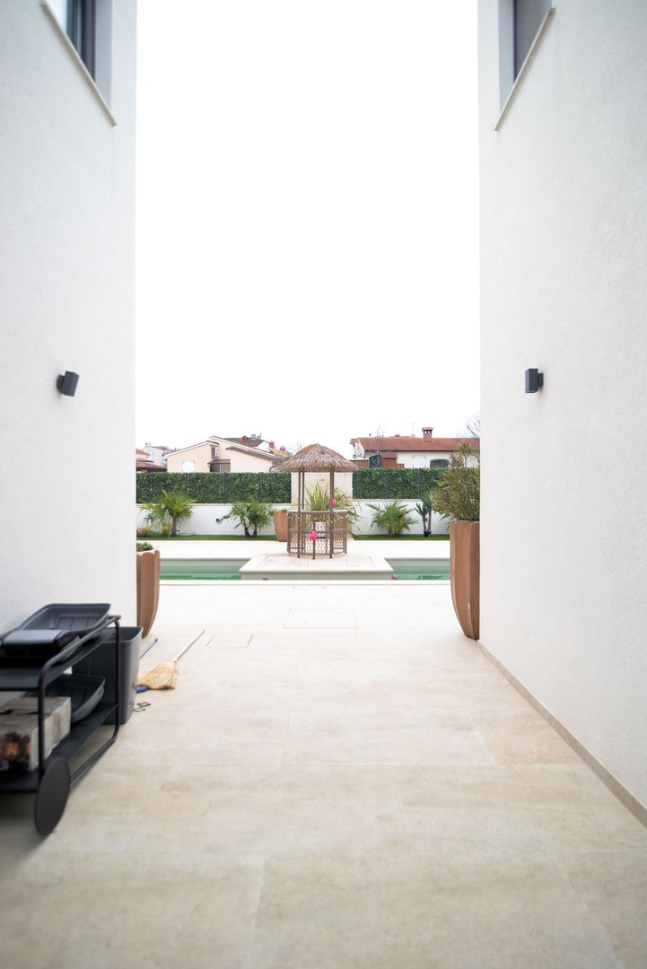 hiša z dvema stanovanjskima enotama + bazen