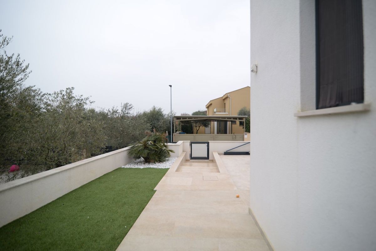 Hiša z dvema stanovanjskima enotama + bazen