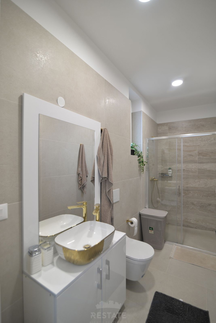 hiša z dvema stanovanjskima enotama + bazen