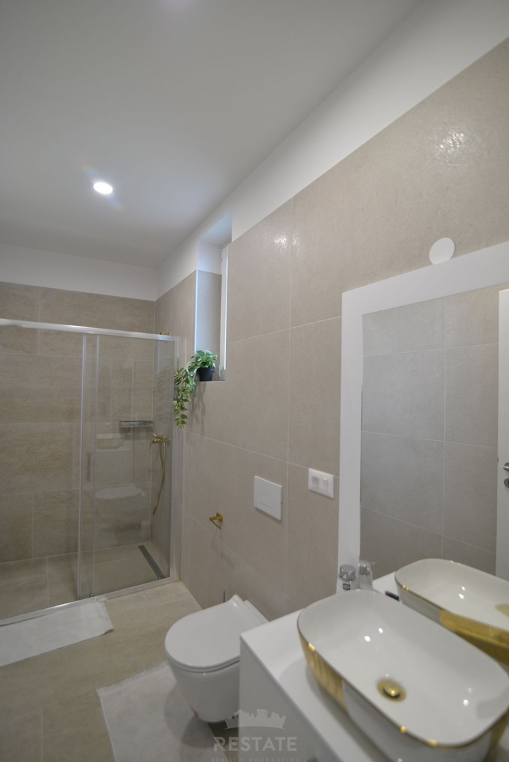 Hiša z dvema stanovanjskima enotama + bazen