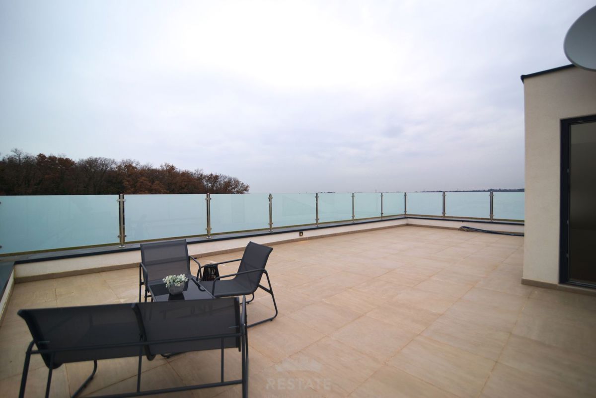 hiša z dvema stanovanjskima enotama + bazen