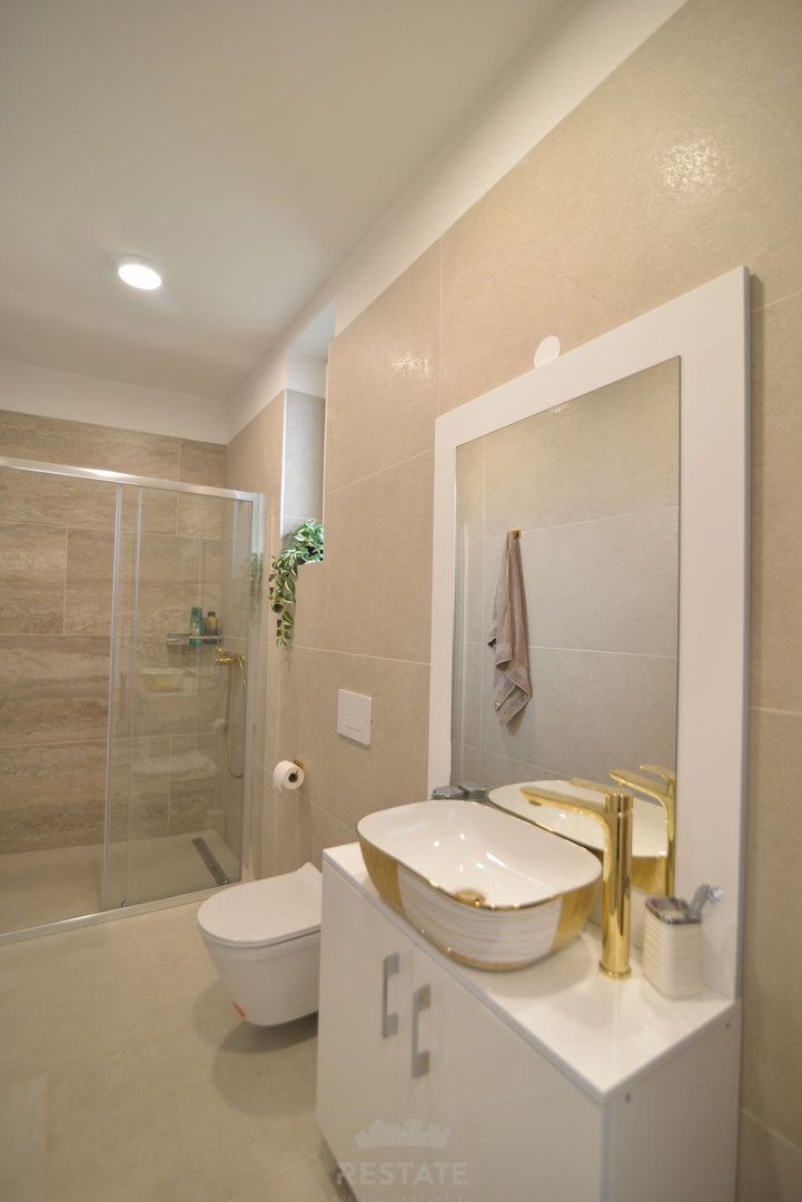 hiša z dvema stanovanjskima enotama + bazen