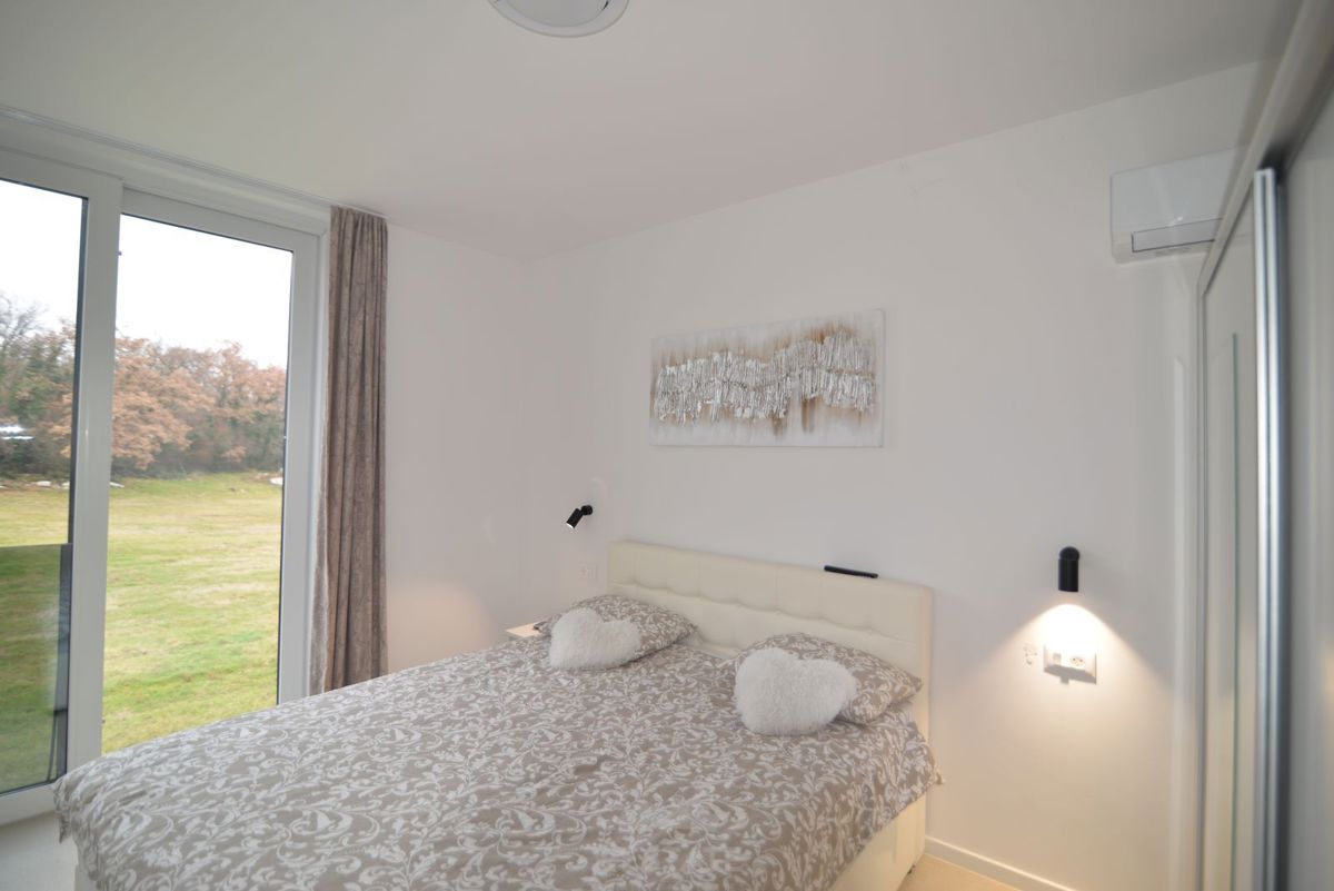 hiša z dvema stanovanjskima enotama + bazen