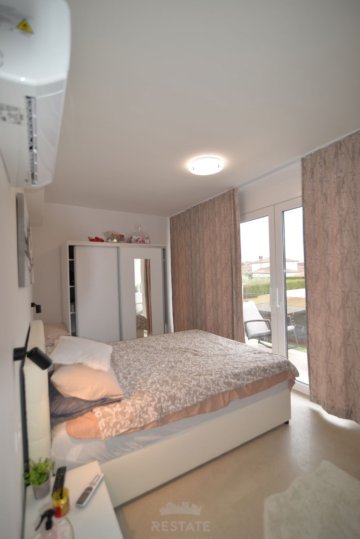 hiša z dvema stanovanjskima enotama + bazen