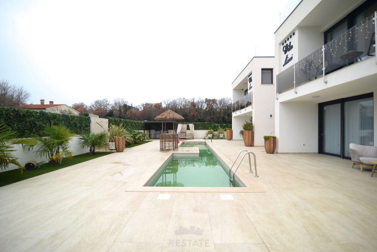 Hiša z dvema stanovanjskima enotama + bazen