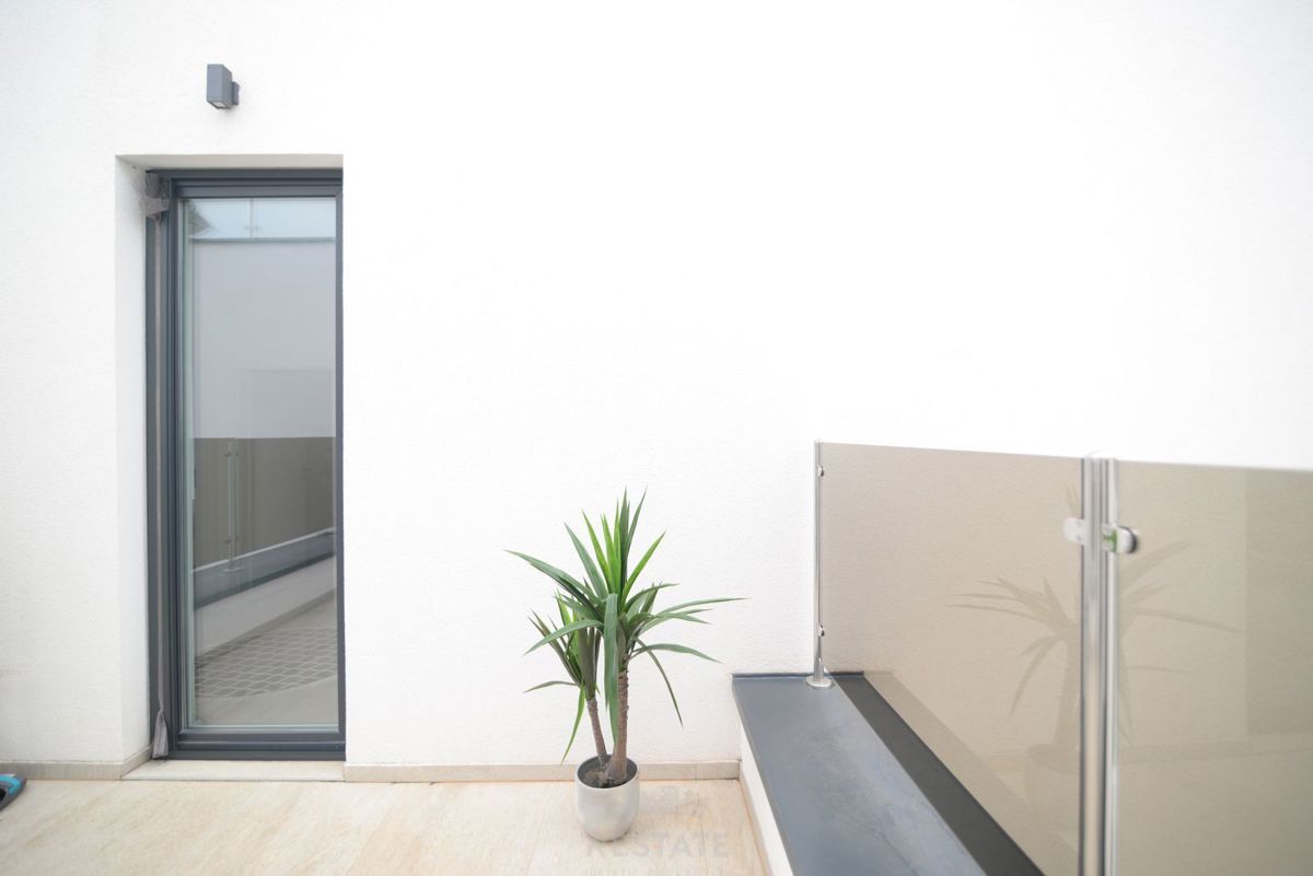 Hiša z dvema stanovanjskima enotama + bazen